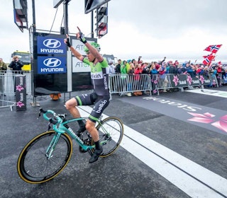 Lars Petter Nordhaug vinner verdens nordligste etappe. motbakkesykling motbakke bakkesykling landevei cycling Norge 71 bakker du må sykle i Norge fri flyt procycling gruppetto strava segment Havøysund Finnmark Nordkapp
