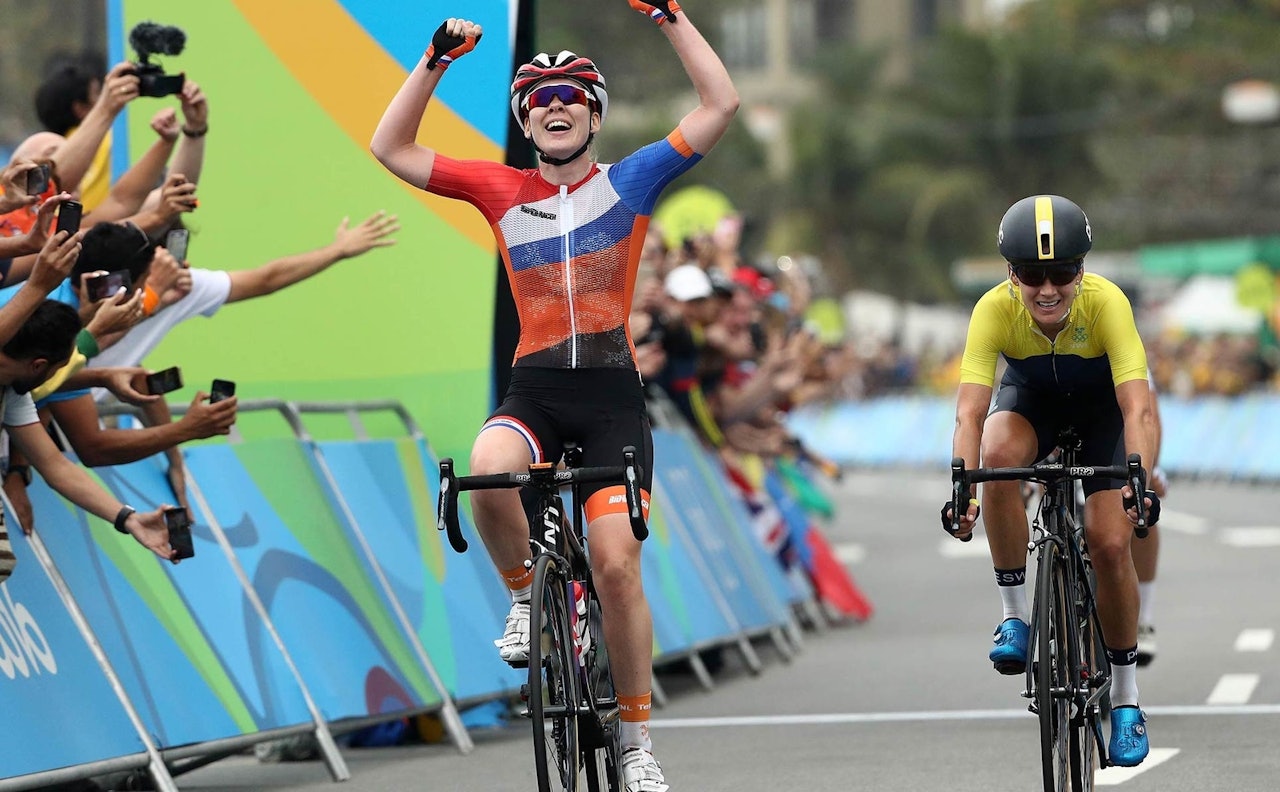 STOR SEIER - LITE FELT: Anna van der Breggen vant OL-gull i et felt der 67 ryttere fikk stille til start. Nå skal deltagerantallet opp. Foto: Cor Vos.  anna van der breggen