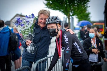 KLEM FRA BESTEMOR: Andreas Leknessund ga blomstene han fikk til sin bestemor. Foto: Knut Andreas Lone
