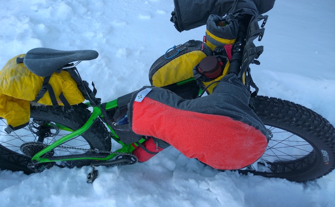 Med slike fast monterte hansker - Pogies - kan du fint sykle i 20 blå uten å bli kald på hendene forteller Nina Gässler, som sikret seg et par til å ta med hjem. Foto: Nina Gässler pogies and bikepacking - privat 1400x866