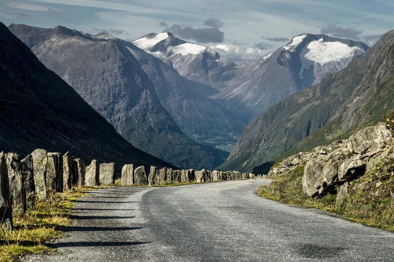 Fjellene ulmer i bakgrunnen av gamle Strynefjellsvei. motbakkesykling motbakke bakkesykling landevei cycling Norge 71 bakker du må sykle i Norge fri flyt procycling gruppetto strava segment Stryn Hjellestad Strynefjellet
