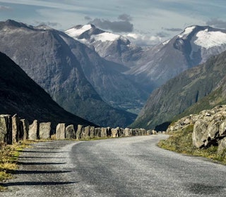 Fjellene ulmer i bakgrunnen av gamle Strynefjellsvei. motbakkesykling motbakke bakkesykling landevei cycling Norge 71 bakker du må sykle i Norge fri flyt procycling gruppetto strava segment Stryn Hjellestad Strynefjellet