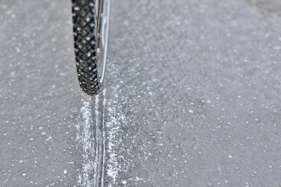 ISGREP: Du kan både bremse og akselerere trygt på hard is med Schwalbe Marathon Winter pluss. Men vær forsiktig i svinger. Schwalbe Marathon Winter pluss