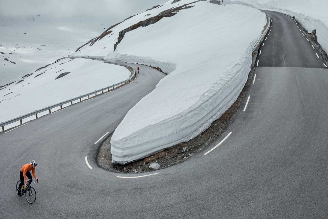 De siste kilometerne er både de hardeste og de villeste. motbakkesykling motbakke bakkesykling landevei cycling Norge 71 bakker du må sykle i Norge fri flyt procycling gruppetto strava segment Geiranger Dalsnibba