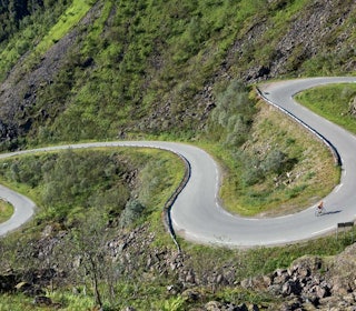 Veien bukter seg i starten som et kunstverk. motbakkesykling motbakke bakkesykling landevei cycling Norge 71 bakker du må sykle i Norge fri flyt procycling gruppetto strava segment Mannseidet Stad