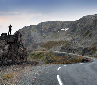 Steinformasjonene langs bakken er så spesielle at man straks tenke på Col d'Izoard og Tour de France. motbakkesykling motbakke bakkesykling landevei cycling Norge 71 bakker du må sykle i Norge fri flyt procycling gruppetto strava segment Seglkollen Vardø Finnmark