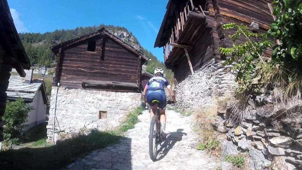 Løypa er innom landsbyer og steder som kunne vært tatt rett ut av boka om Heidi. Foto: Espen Kildebo Jensen Miriam Sivertsen - Stage 3 Swiss Epic 2018 - Privat 1400x788
