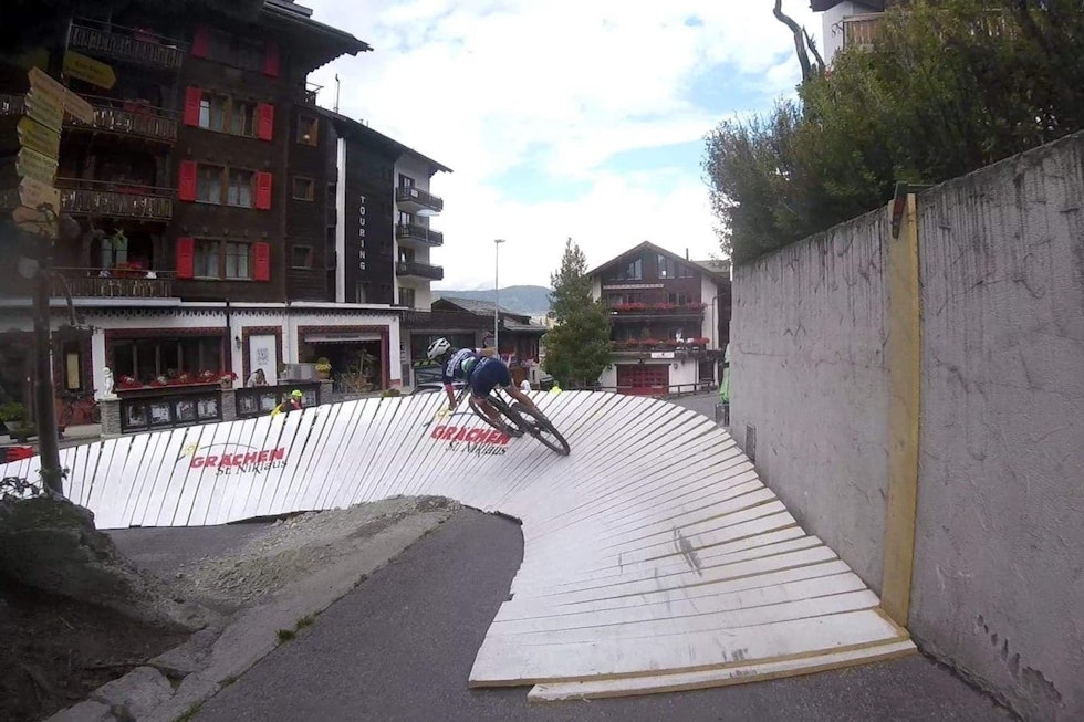 Miriam Sivertsen på vei mot mål på torsdagens etappe. Foto: Espen Kildebo Jensen Miriam Sivertsen - Stage 3 Swiss Epic 2018 - Foto Espen Kildebo Jensen 1400x933