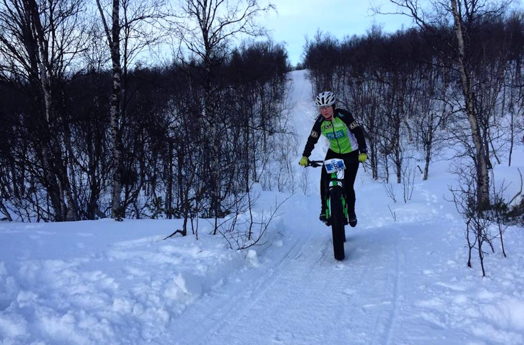 Marita Andreassen på vei til mål under Skaidi Fatbike 2015. Hun er tilbake for å forsvare seieren i år. Foto: Arrangøren Marita Andreassen vinner Skaidi Fatbike 2015 - foto Arrangøren 1400x924