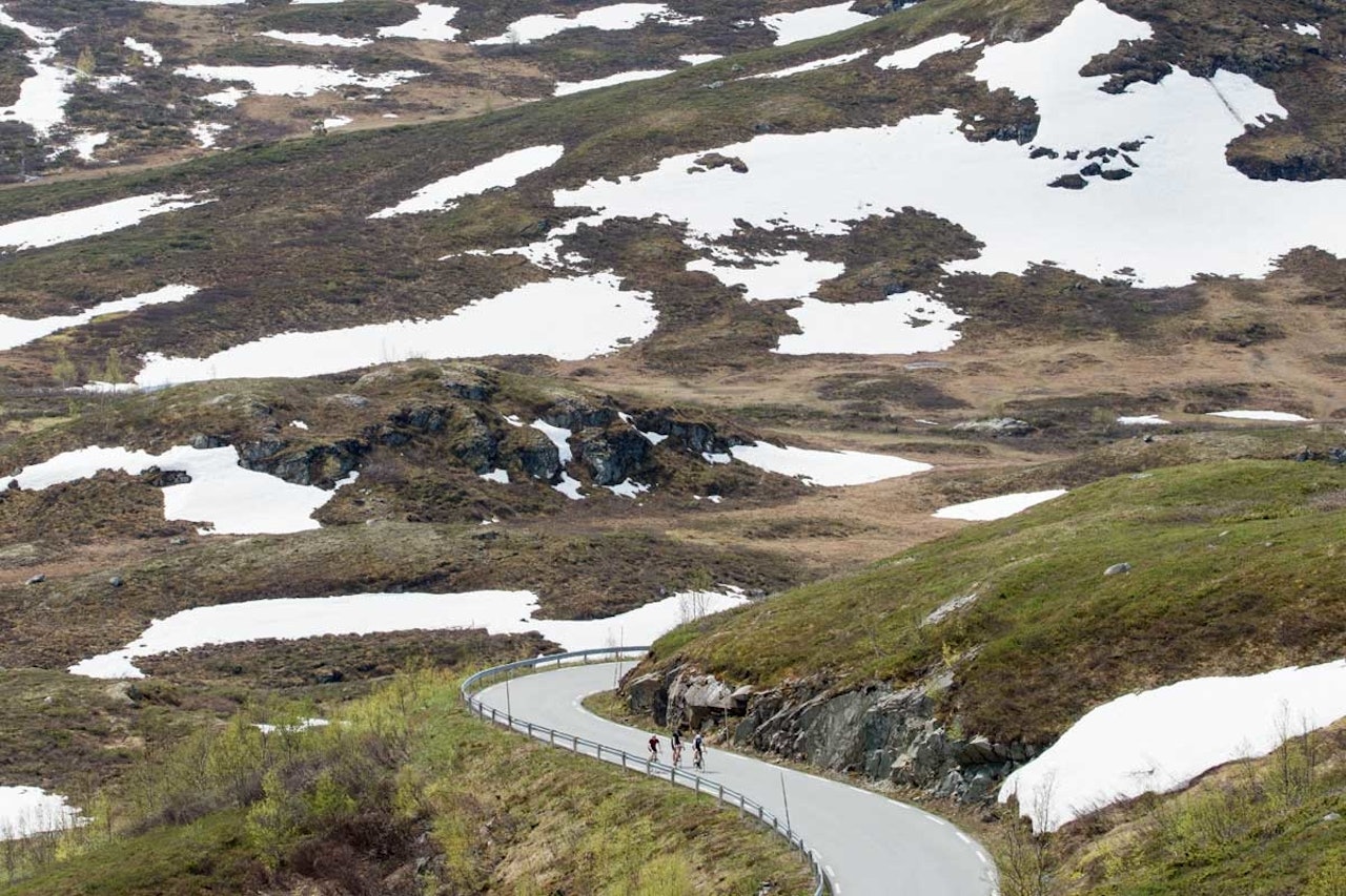 Etter Turtagrø begynner snøen å dukke opp i landskapet. motbakkesykling motbakke bakkesykling landevei cycling Norge 71 bakker du må sykle i Norge fri flyt procycling gruppetto strava segment Sognefjellet Luster Sogn
