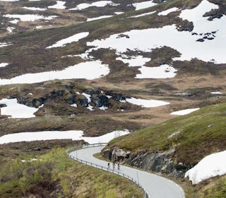 Etter Turtagrø begynner snøen å dukke opp i landskapet. motbakkesykling motbakke bakkesykling landevei cycling Norge 71 bakker du må sykle i Norge fri flyt procycling gruppetto strava segment Sognefjellet Luster Sogn
