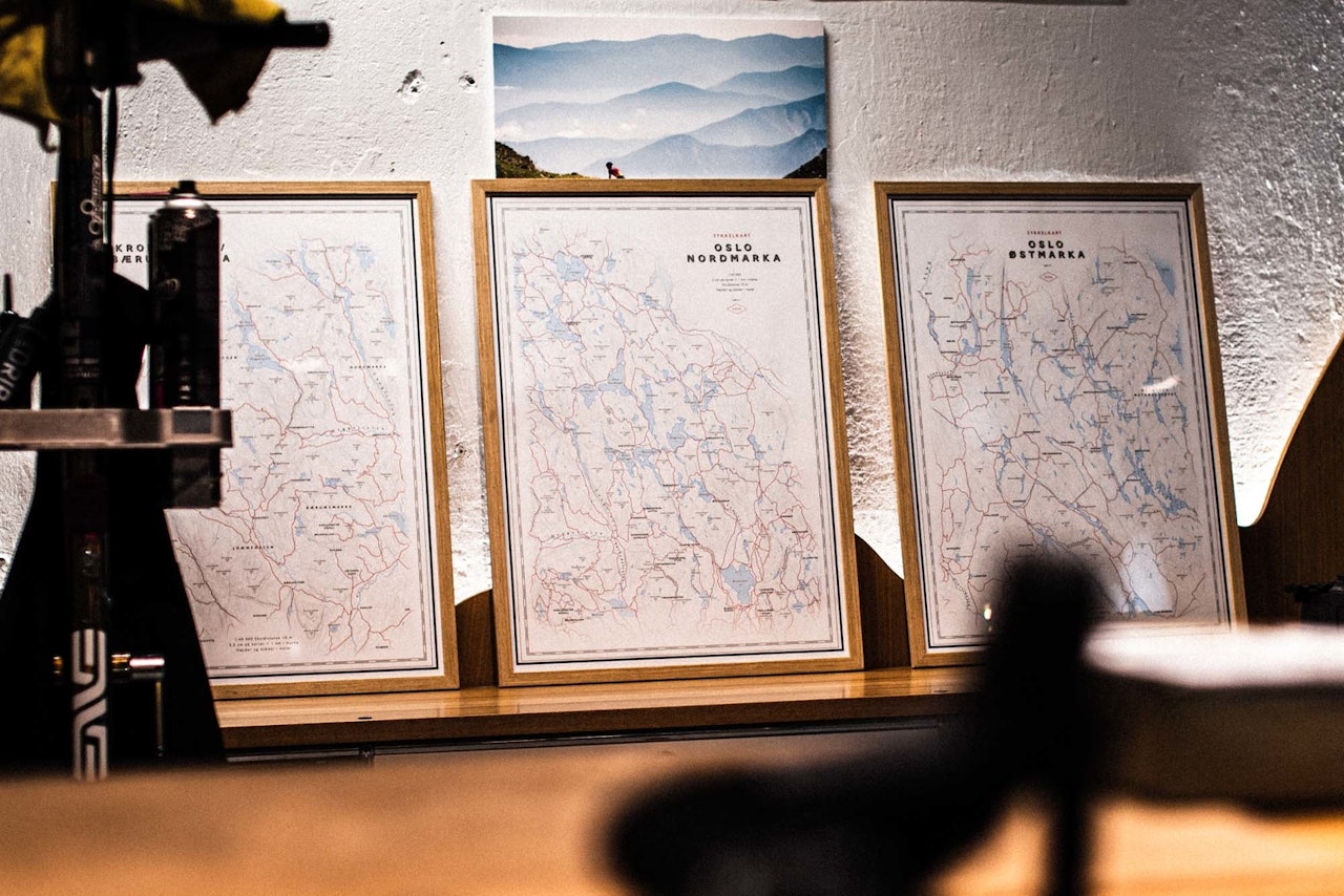 VEGGPRYD: Dapas kart over skogene rundt Oslo er raskt blitt populær veggpynt blant syklister. Foto: Henrik Alpers. 