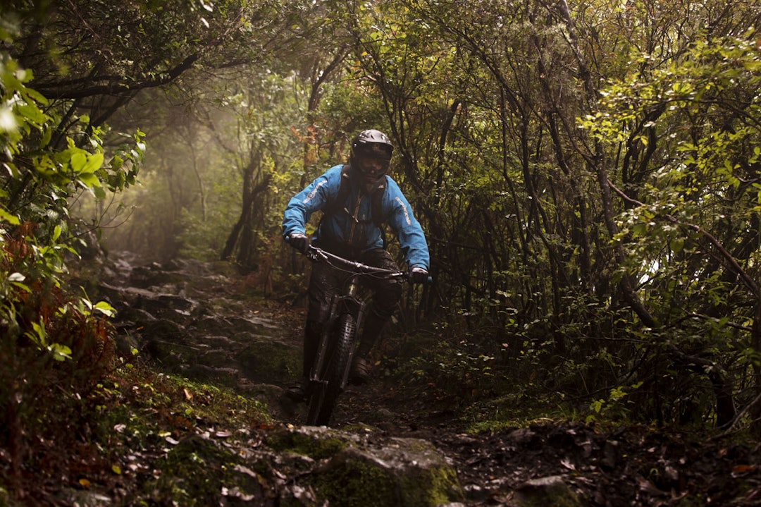 NORSK HØST: Ikke pakk med det letteste sommertøyet om du reiser til Madeira for å sykle. Turfølget fikk bruk for både skalljakker og ullundertøy da været slo om og stiene ble våte. Bård Sturla Stokke får satt balansen på prøve på glatte steiner. Foto: Kristoffer Kippernes. NORSK HØST: Ikke pakk med det letteste sommertøyet om du reiser til Madeira for å sykle. Turfølget fikk bruk for både skalljakker og ullundertøy da været slo om og stiene ble våte. Bård Sturla Stokke får satt balansen på prøve på glatte steiner. Foto: Kristoffer Kippernes.