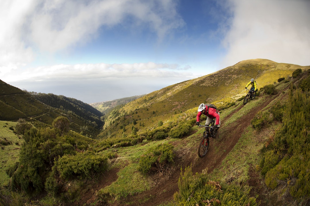 FRA FJELL TIL FJORD HAV: Midt ute i havgapet er værskiftene hyppige og tåka tidvis tett. Men når skydekket letter er det spektakulær utsikt fra åsryggene ned til havet. Ove Grøndal og Knut Lønnqvist tar fatt på utforkjøringen. Foto: Kristoffer Kippernes. FRA FJELL TIL FJORD HAV: Midt ute i havgapet er værskiftene hyppige og tåka tidvis tett. Men når skydekket letter er det spektakulær utsikt fra åsryggene ned til havet. Ove Grøndal og Knut Lønnqvist tar fatt på utforkjøringen. Foto: Kristoffer Kippernes.