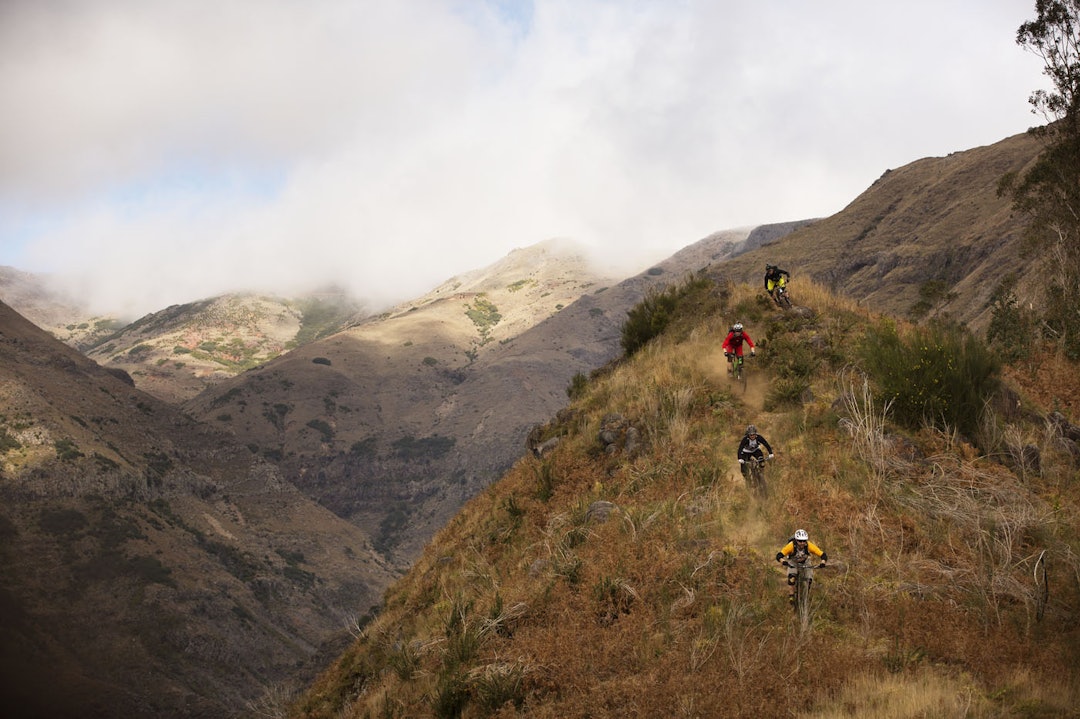 DAGEN ALT KLAFFET: Etter flere dager med ustabilt vær og utforutsigbare forhold, fikk rytterne etterlengtet fri fra fuktighet. Ove Grøndal, Bård S. Stokke, Bendik S. Henriksen og Espen Johnsen setter utfor en lang, bratt og særdeles tørr sti. Foto: Kristoffer Kippernes. DAGEN ALT KLAFFET: Etter flere dager med ustabilt vær og utforutsigbare forhold, fikk rytterne etterlengtet fri fra fuktighet. Ove Grøndal, Bård S. Stokke, Bendik S. Henriksen og Espen Johnsen setter utfor en lang, bratt og særdeles tørr sti. Foto: Kristoffer Kippernes.