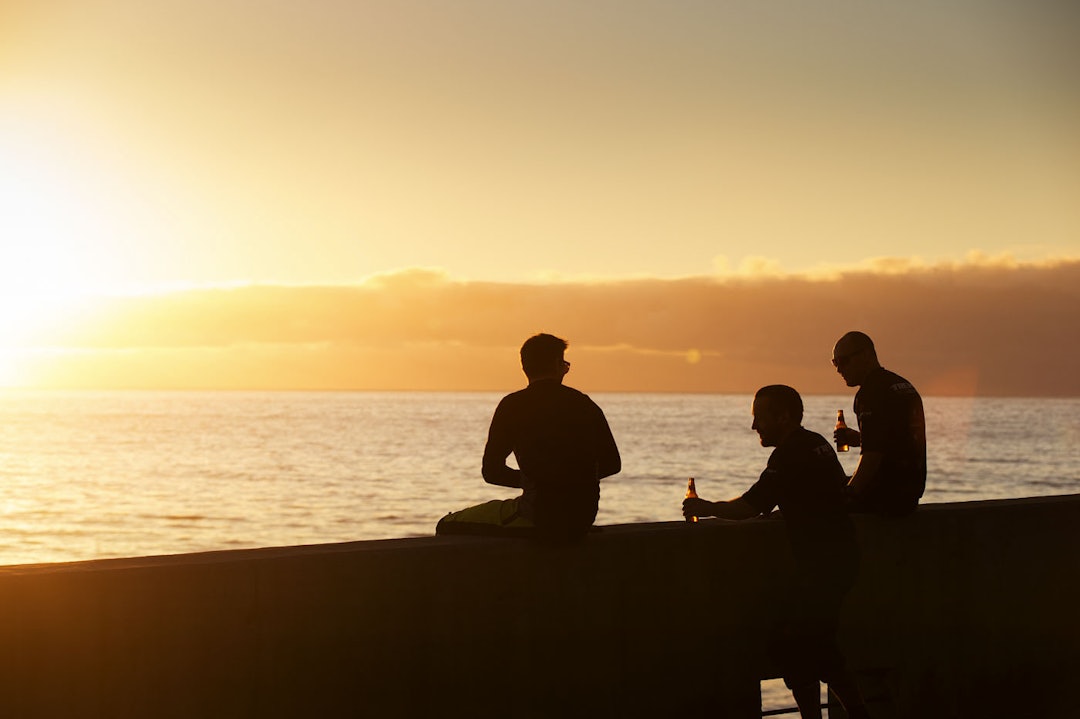 BROMANCE: Espen Johnsen, Ove Grøndal og Knut Lønnqvist tar en velfortjent øl etter endt tur nede ved stranden. Foto: Kristoffer Kippernes. BROMANCE: Espen Johnsen, Ove Grøndal og Knut Lønnqvist tar en velfortjent øl etter endt tur nede ved stranden. Foto: Kristoffer Kippernes.