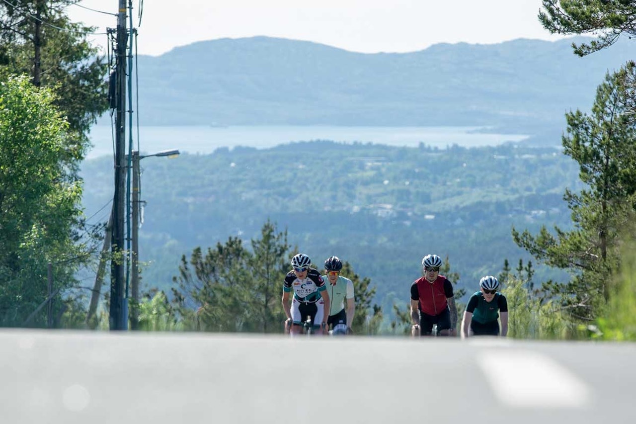 Vita Heine fra Hitec Products leder an over toppen. motbakkesykling motbakke bakkesykling landevei cycling Norge 71 bakker du må sykle i Norge fri flyt procycling gruppetto strava segment Bergen Fana Fanafjellet