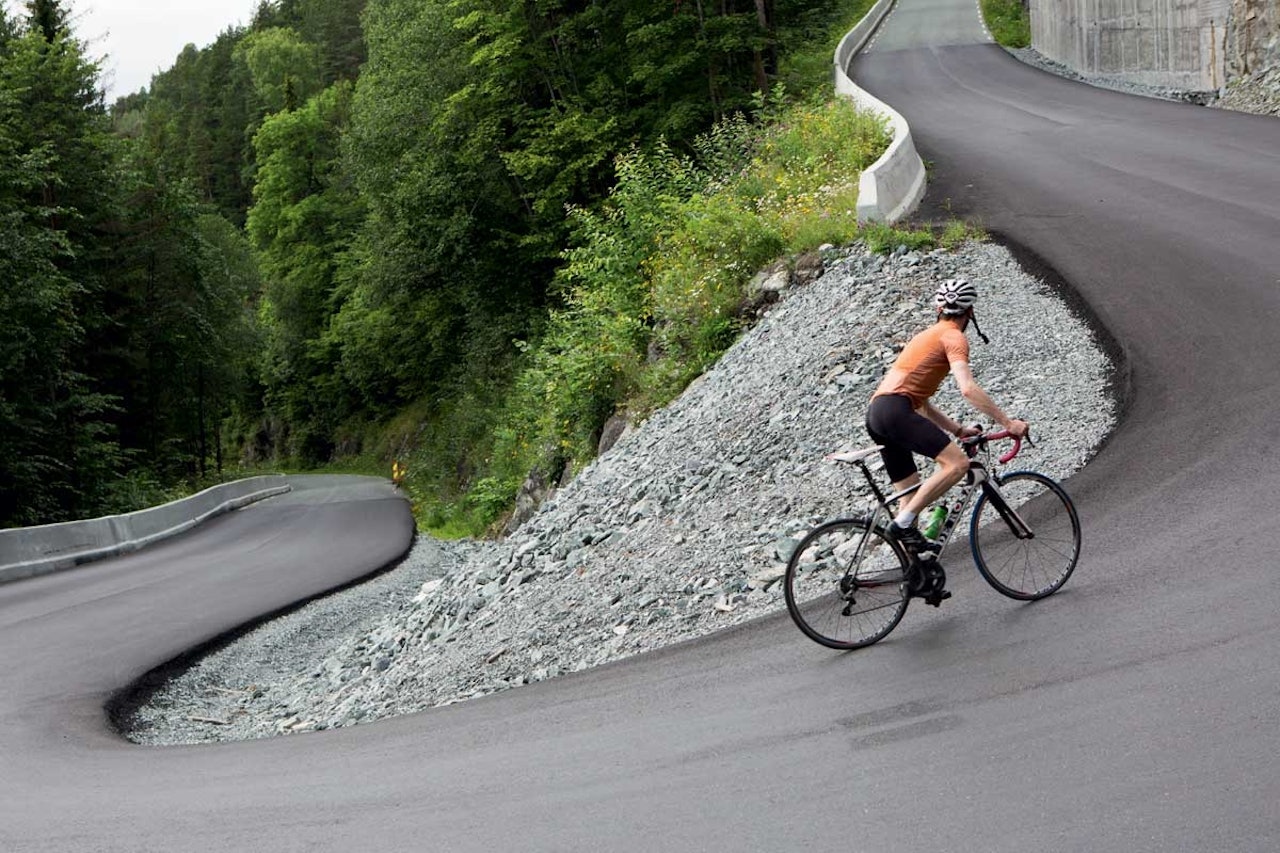 Fra hver serpentin må man ta med seg nok fart og krefter. motbakkesykling motbakke bakkesykling landevei cycling Norge 71 bakker du må sykle i Norge fri flyt procycling gruppetto strava segment Dalen Telemark Eidsborg