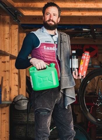 HVORDAN FÅR JEG KJEDET HELT BLANKT? Det er enklere enn du tror, og du trenger langt mindre enn du ser på bildet. Foto: Christian Nerdrum.  Slik vasker du kjedet på sykkelen din