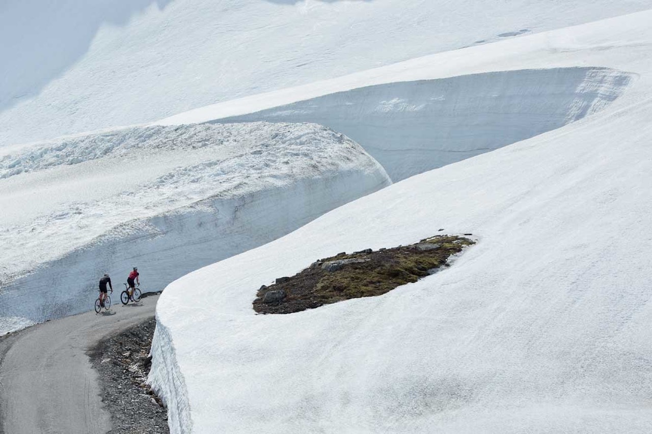 Brøytekantene blir høyere og nærmere veien for hver høydemeter. motbakkesykling motbakke bakkesykling landevei cycling Norge 71 bakker du må sykle i Norge fri flyt procycling gruppetto strava segment Oslo Tryvann