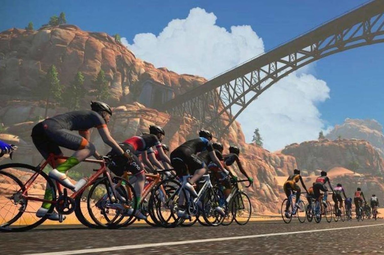 HISTORISK: Kveldens ritt i løypa Watopia Figure 8 Reverse er første sjanse til å prøvekjøre løypa som brukes til Zwift-VM i desember. Skjermdump: Zwift Nå kan du prøvekjøre løypa som brukes til Zwift-VM