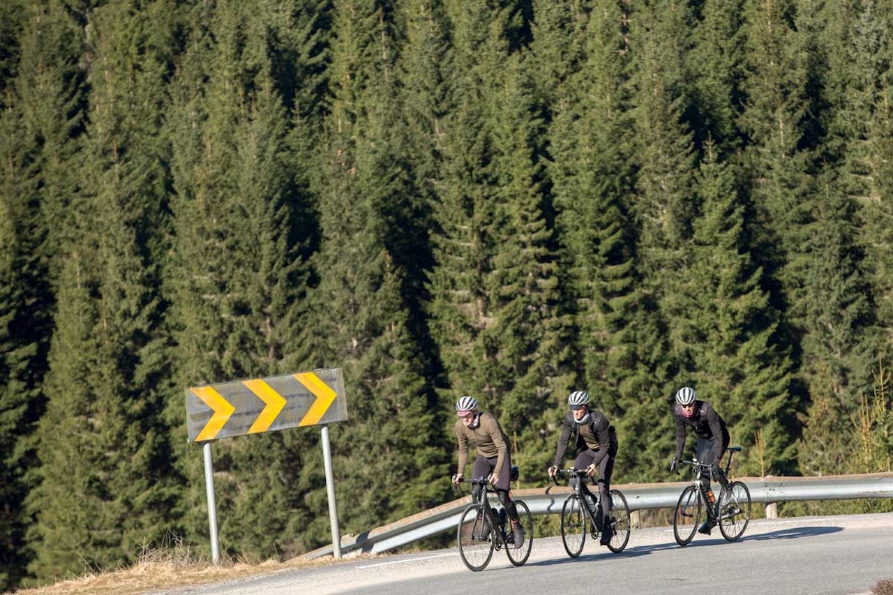 Gjennom granskogen bukter veien seg ut av Lyngdal kommune. motbakkesykling motbakke bakkesykling landevei cycling Norge 71 bakker du må sykle i Norge fri flyt procycling gruppetto strava segment Lyngdal Kvåsbakken