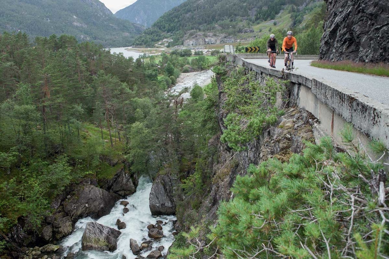 Elva bruser ut i Rullestadvatnet der bakken tar til. motbakkesykling motbakke bakkesykling landevei cycling Norge 71 bakker du må sykle i Norge fri flyt procycling gruppetto strava segment Rullestadjuvet Etne Vestland