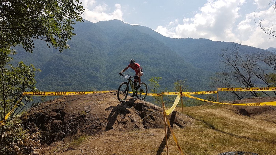 Tobias Johannessen underveis i dagens rundbaneritt. Foto: Lars A. Johannessen Tobias Johannessen - EM Italia 2017 - Foto Lars A Johannessen  1400x788