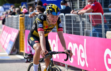 KLATRET STERKT: Tobias Foss fortsetter å levere stabile prestasjoner i Giro d'Italia. Foto: Cor Vos