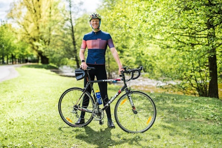 EKSEPSJONELT RÆVA: Magnus Waaler går all in på en 600 kilometers langtur på en sykkel han selv beskriver som «eksepsjonelt ræva». Foto: Henrik Alpers. 