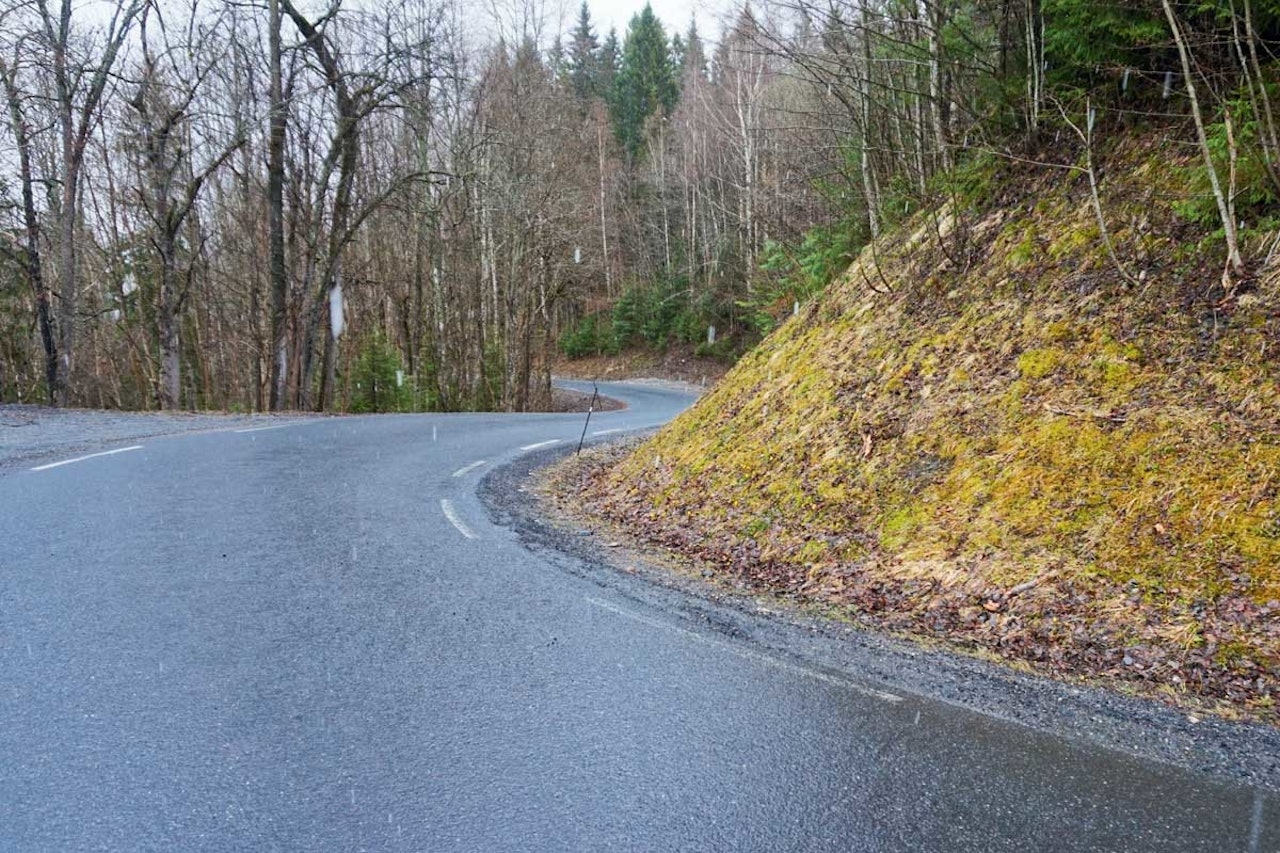 Veien slanger seg mot toppen, og snø er ikke helt uvanlig. motbakkesykling motbakke bakkesykling landevei cycling Norge 71 bakker du må sykle i Norge fri flyt procycling gruppetto strava segment Oslo Tryvann