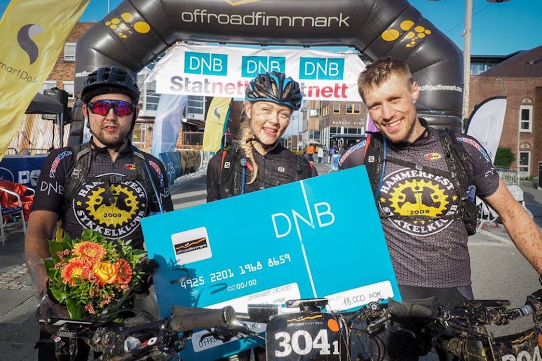 Rakel Birkeli vant mixklassen i Offroad Finnmark 300 i fjor, sammen med Kim Erik Holmgren (til venstre) og Bjørnar Aronsen. Foto: Niels Westphal Kim Erik Holmgren - Rakel Birkeli - Bjørnar Aronsen - OF300 2016 - Niels Westphal 1400x933