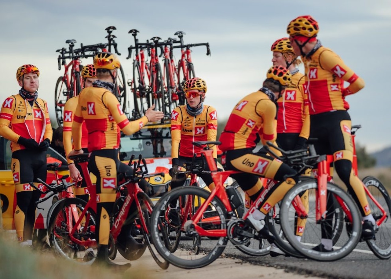 OPPSUMMERT: Uno-X er akkurat ferdige med sin første proffsesong, og i den siste filmen får vi en oppsummering. Foto: Jan Brychta. Uno-X Pro Cycling profflag proffsykling 2020 proteam world tour debut