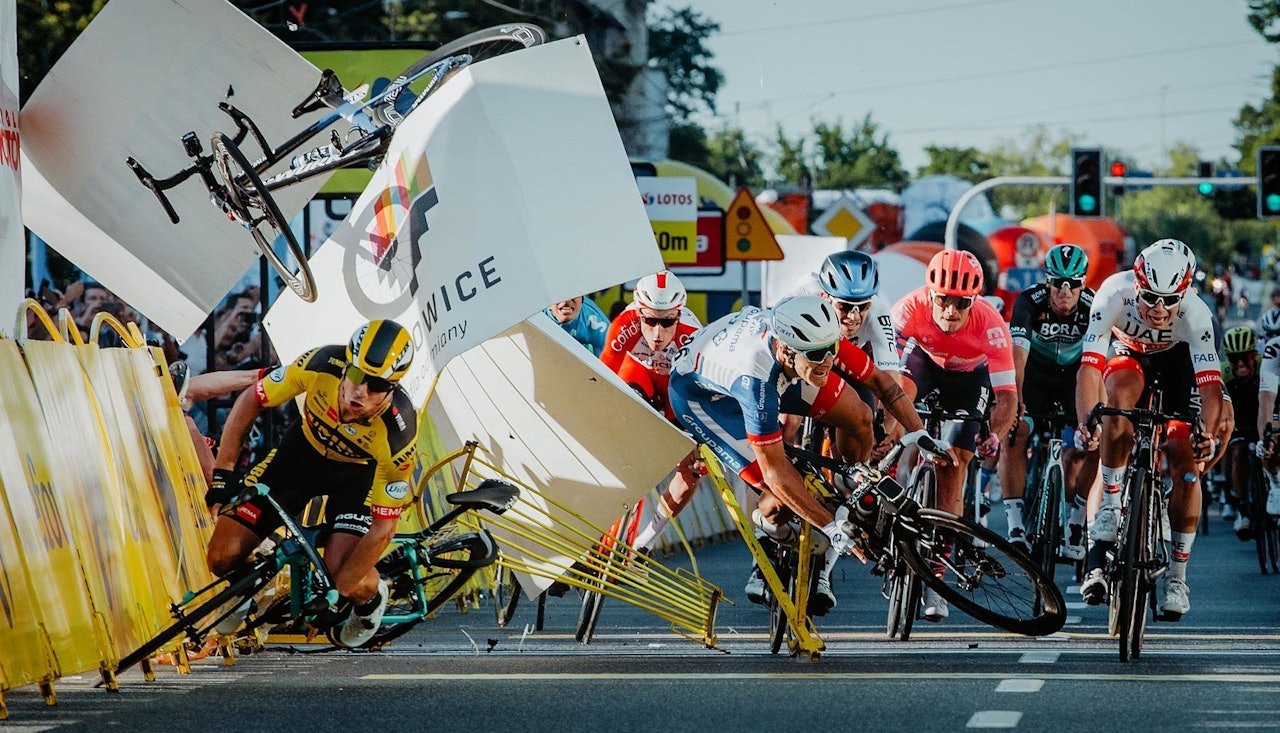 ALVORLIG VELT: Da Dylan Groenewegen sendte Fabio Jakobsen i barrierene fikk det dramatiske konsekvenser. Foto: Cor Vos ALVORLIG VELT: Da Dylan Groenewegen sendte Fabio Jakobsen i barrierene fikk det dramatiske konsekvenser. Foto: Cor Vos