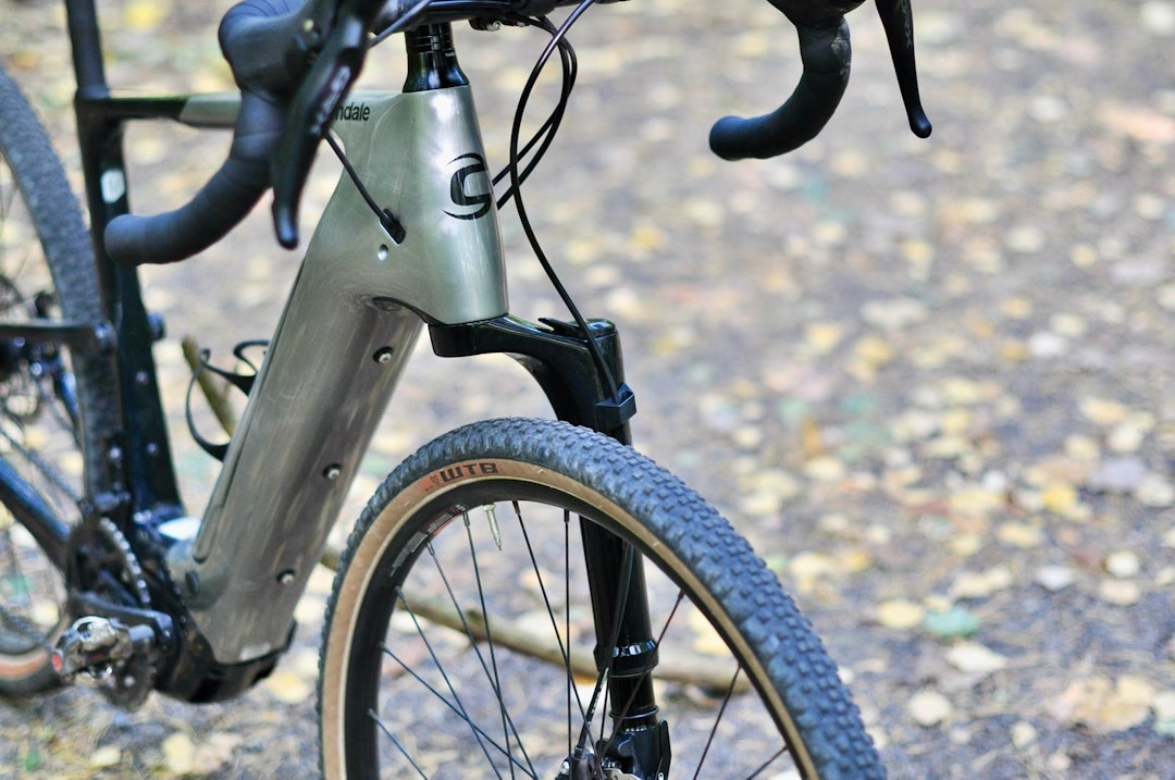 ENBEINT: Lefty-gaffelen byr på 30 mm avansert vandring. Den er likevel superpresis og sideveis stiv. Test-av-Cannondale-Topstone-2