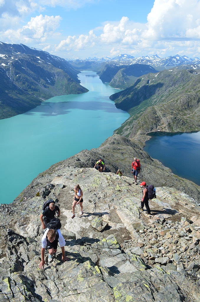 Besseggen er også hyppig besøkt og her er det ikke syklistene som sliter på naturen. Foto: Wikimedia.org Besseggen_wikimedia.org