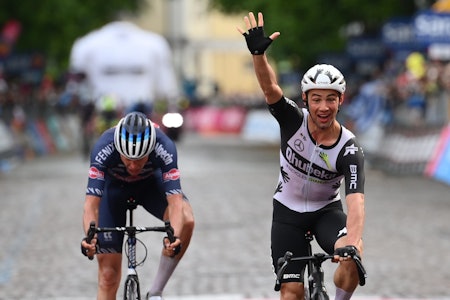JUBLET HØYEST: Victor Campenaerts vant sin første GT-seier i dag. Foto: Giro d'Italia.  JUBLET HØYEST: Victor Campenaerts vant sin første GT-seier i dag. Foto: Giro d'Italia.