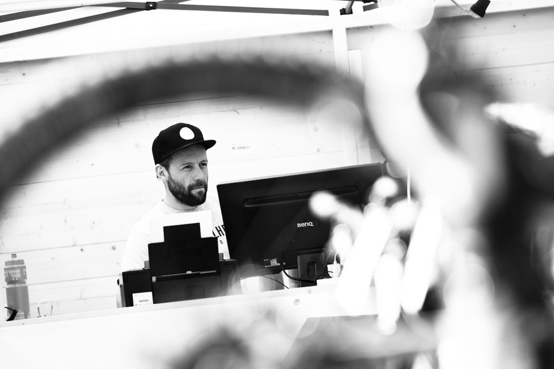 Noen holder orden på tida. utfor-nm-6292a keeping time