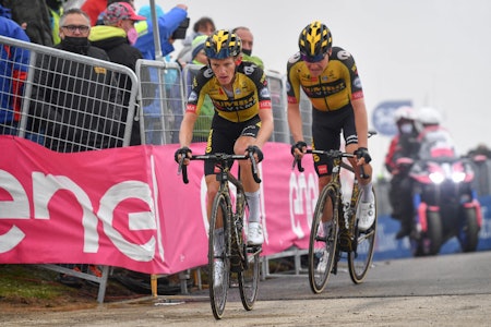 TØFF DAG: Tobias Foss (bakerst) loses i mål av hjelperytter Koen Bouwman. Foto: Cor Vos TØFF DAG: Tobias Foss (bakerst) loses i mål av hjelperytter Koen Bouwman. Foto: Cor Vos