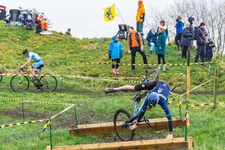 TØFFE FORHOLD: Også CX-eksperten Håkon Lunder Aalrust måtte nedpå i de krevende forholdene under Omegnkross på Sola. Foto: Frode Steine Håkon Lunder Aalrust måtte nedpå i de krevende forholdene under Omegnkross