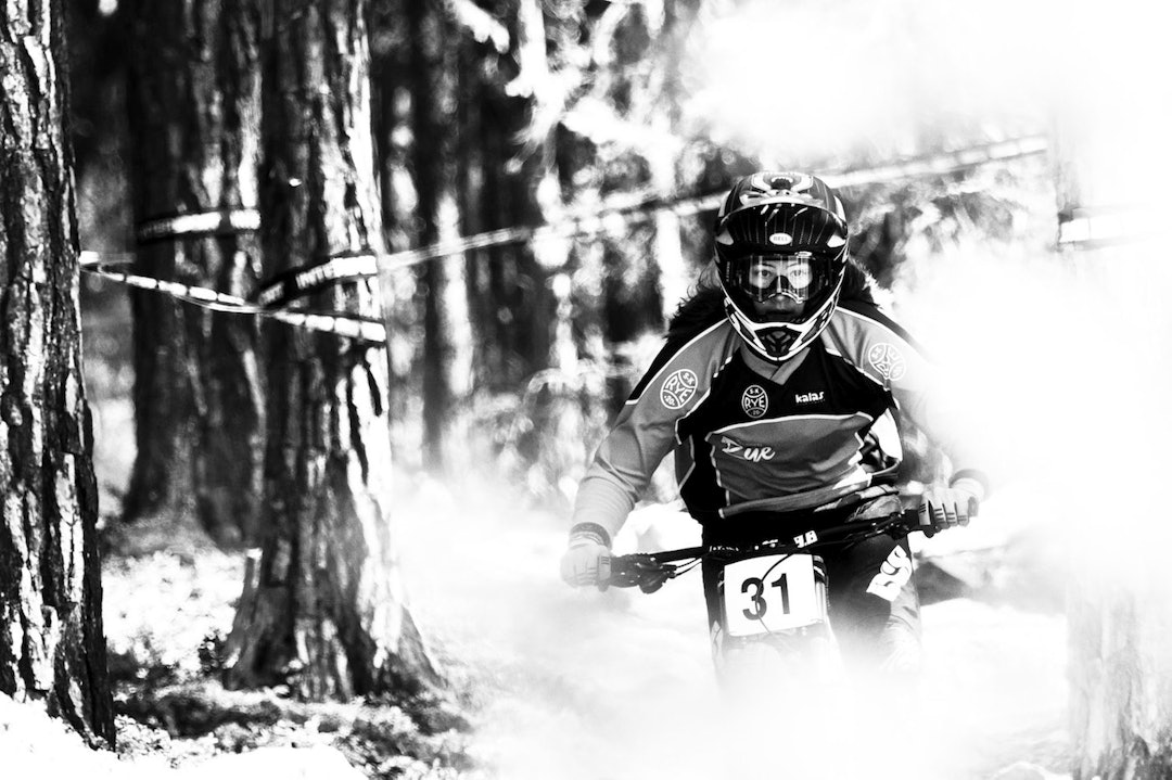 Dette er helt sikkert Mille Johnset fra SK Rye. Hun sykler i klassen kvinner 15-16, men var dagens raskeste jente uansett klasse. utfor-nm-6465a Mille Johnset SK Rye