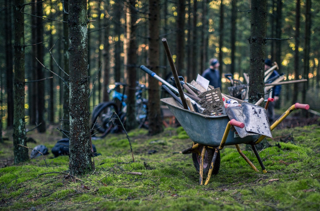 Det jobbes bredt og samarbeides godt på flere plan for å gjøre Silkeborg-regionen til Danmarks ledende stisyklingsparadis. Foto: Mikael Bech Tools Stibygging Silkeborg Dec 2015 - Mikael Bech 1400x924