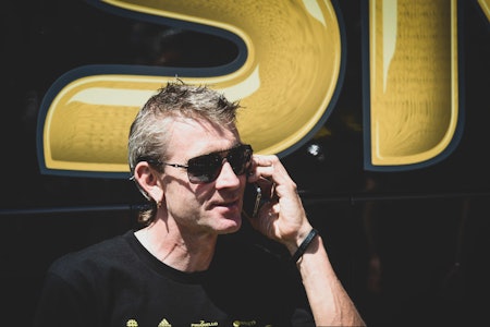 I KULISSENE: Sean Yates forlot Team Sky like etter Armstrong-saken raknet. Nå får han jobb av Alberto Contador og Ivan Basso, begge tidligere utestengt for doping. Foto: Cor vos.  Sean yates doping.