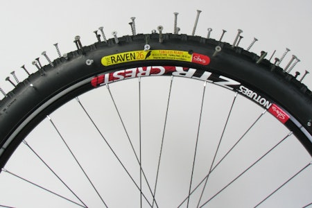 UTROLIG MEN SANT: Med slangeløse dekk kan du fint sykle videre etter en galimatiaspunktering som dette. Beklager terrengdekket! Foto: Stans Slangeløse dekk tubeless