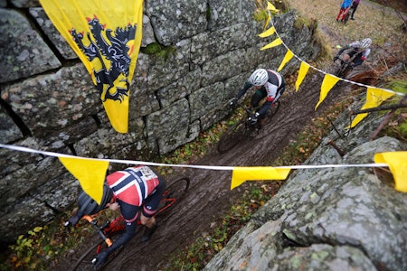 AUTENTISK: Blytungt gråvær, sleipt underlag og stivpyntet løype skapte perfekt cyclocross-stemming for Grote Prijs på Skansen ved Drøbak på søndag. Foto: Marius Bache Wold Grote Prijs 2020