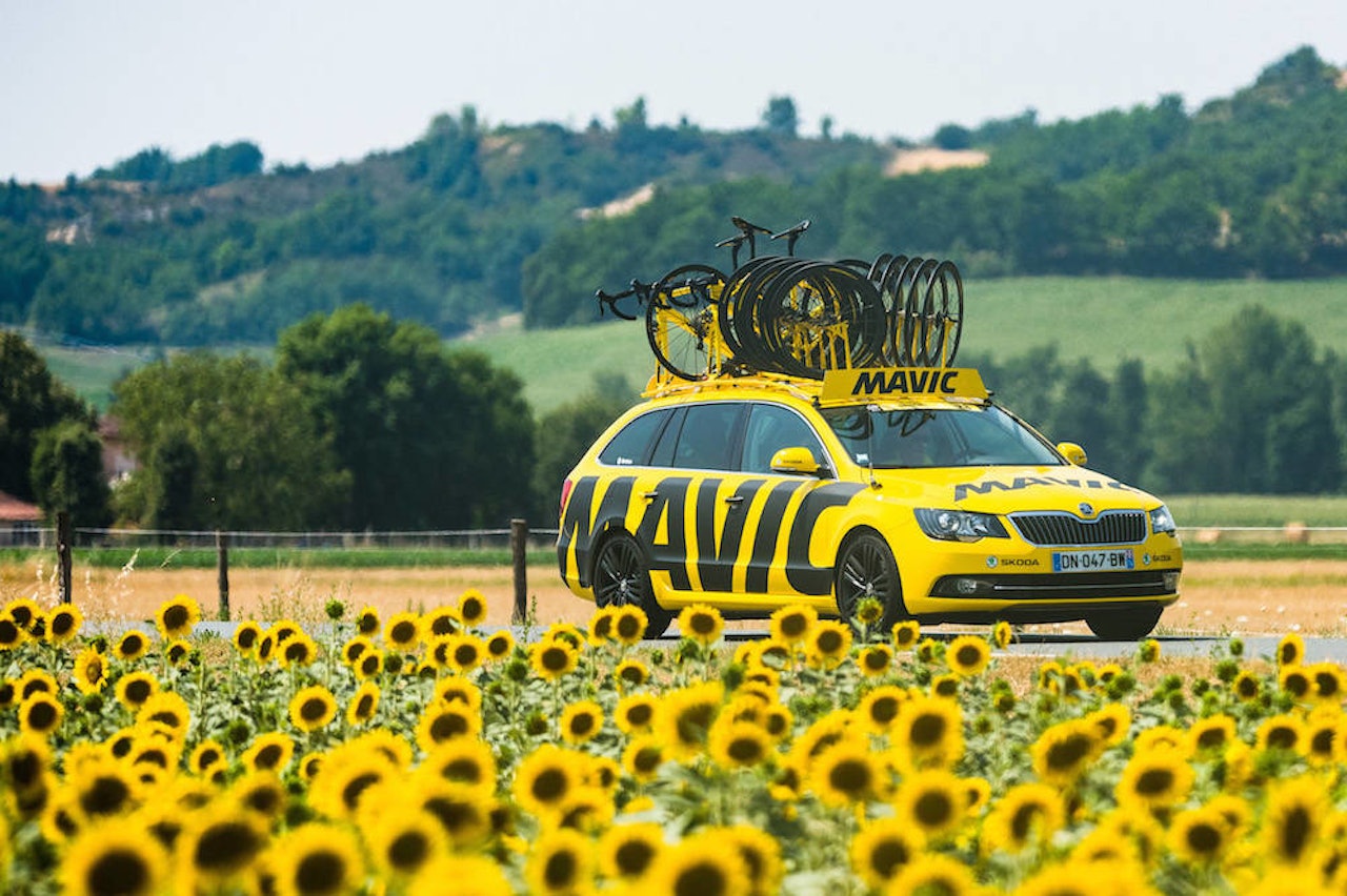 IKONISK: De gule servicebilene er lett gjenkjennelige i Tour de France. FOTO: Cor Vos