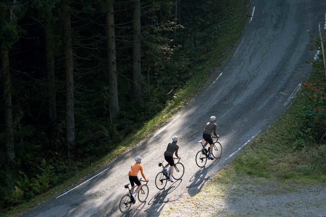 Halvveis opp i bakken gjelder det fremdeles å holde trøkket oppe. motbakkesykling motbakke bakkesykling landevei cycling Norge 71 bakker du må sykle i Norge fri flyt procycling gruppetto strava segment Oslo Tryvann