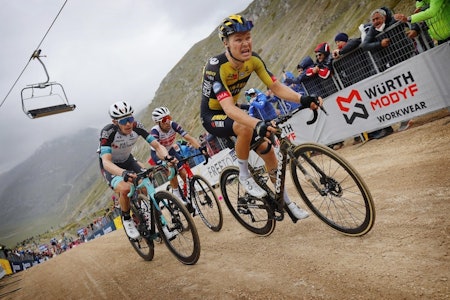KJEMPER: Tobias Foss på vei opp grusbakken på Campo Felice, på den niende etappen av Giro d'Italia. Foto: Cor Vos KJEMPER: Tobias Foss på vei opp grusbakken på Campo Felice, på den niende etappen av Giro d'Italia. Foto: Cor Vos