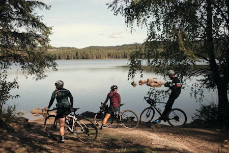 HVILESKJÆR:  Alexandra Diem, Henrik Alpers og Caroline Vamnes tar en pustepause på en grustur i Nordmarka. Men hvor lang må turen være før vi kan unne oss en kaffestopp? Foto: Steff Gutovska. HVILESKJÆR:  Alexandra Diem, Henrik Alpers og Caroline Vamnes tar en pustepause på en grustur i Nordmarka. Men hvor lang må turen være før vi kan unne oss en kaffestopp? Foto: Steff Gutovska.
