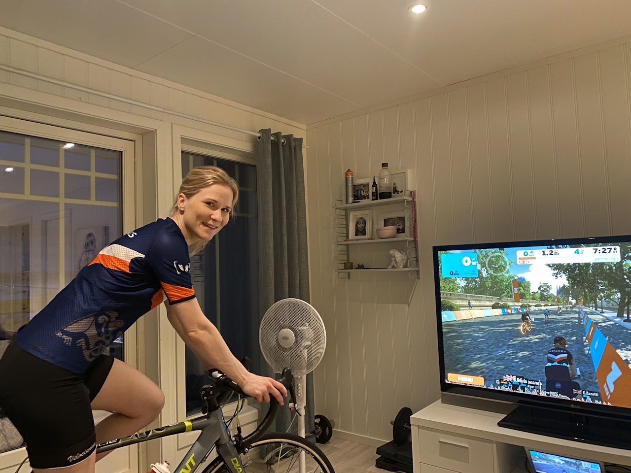 Veronica Kristiansen begynte med Zwift for å kunne trene uten å måtte gå fra ungene